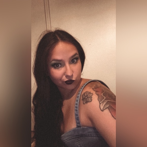 Hi! I’m Alena, welcome to my closet!! - Picture 7 of 7